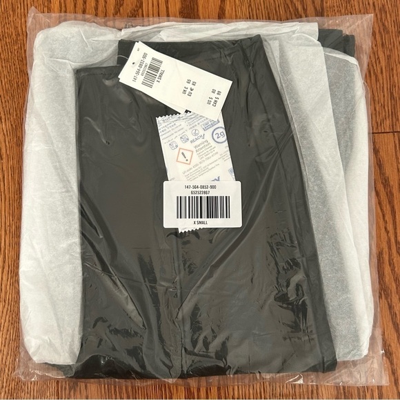 Abercrombie & Fitch Split-Hem Vegan Leather Slim Flare Pant Black - Picture 4 of 5